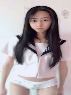 年輕女主播已一件件的脫掉衣服