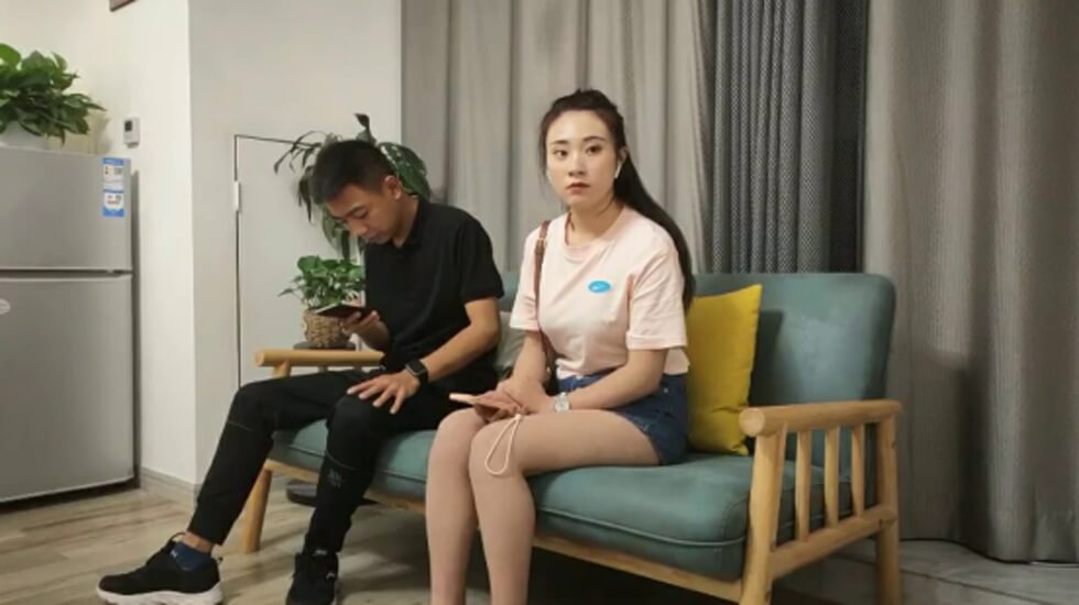 約牛仔短褲漂亮妹子性感美腿抓著大屌深喉,抬起腿側入猛操的...